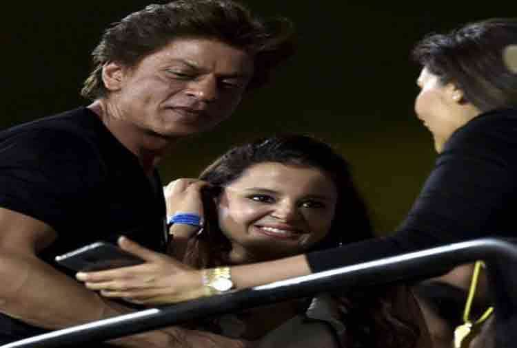 Shahrukh khan and dhoni daughter ziva photos goes viral with andre russell sixer shot from stadium