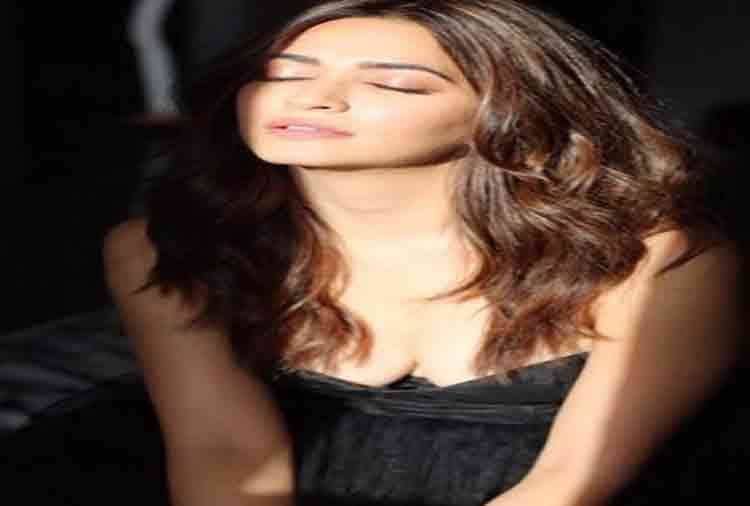 kriti kharbanda is trolled on social media for her dress and photo