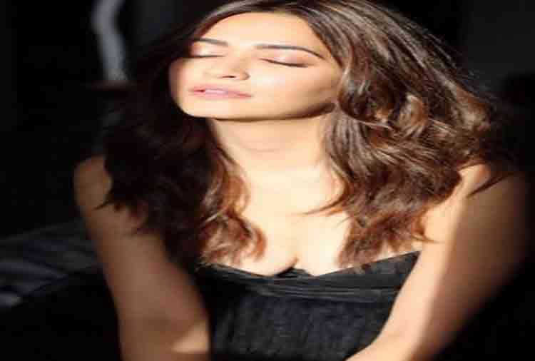 kriti kharbanda is trolled on social media for her dress and photo