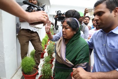 BJP MLA's wife sangeeta sengar met DGP, asked for justice