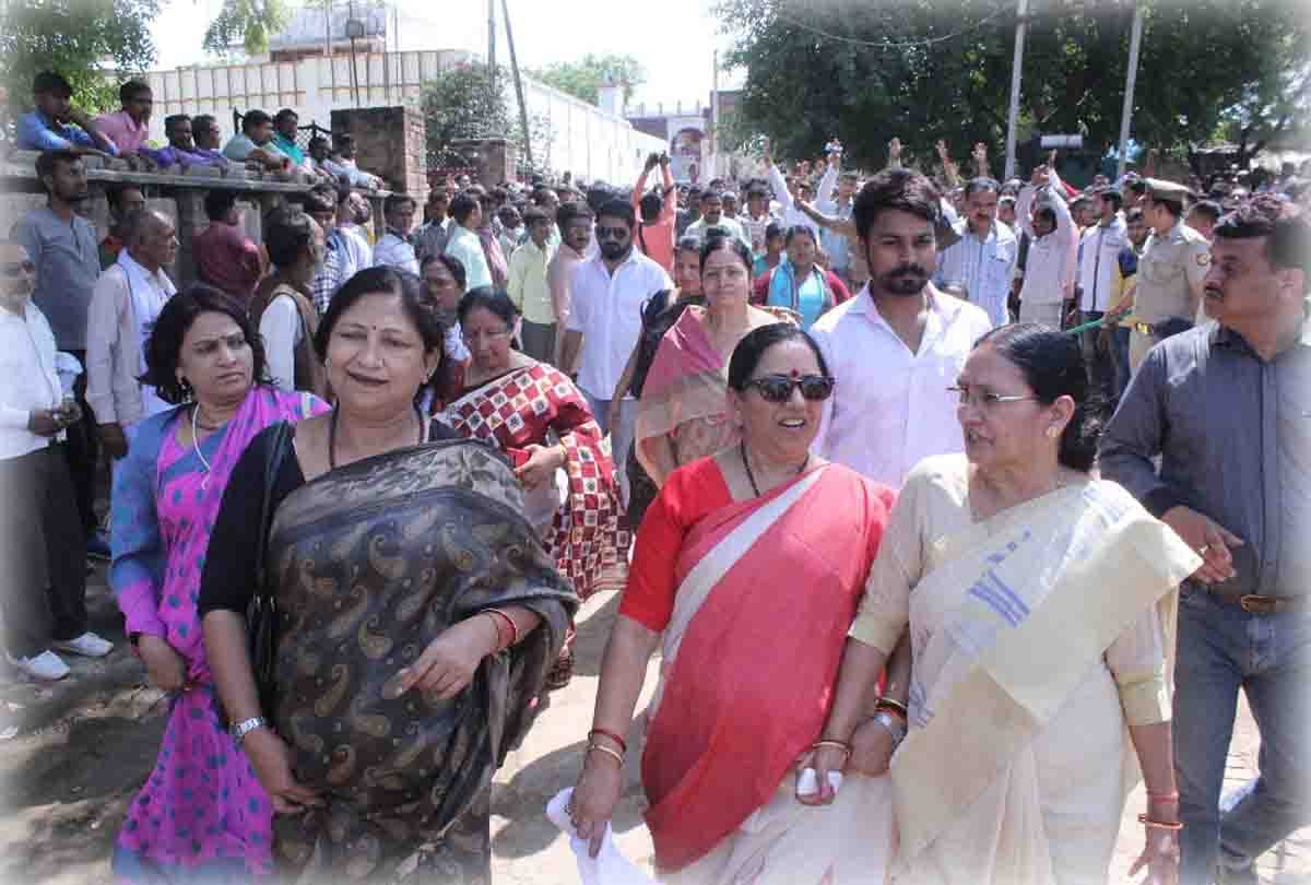 MLA Kuldeep Sengar supporters Indecency with SP women delegation