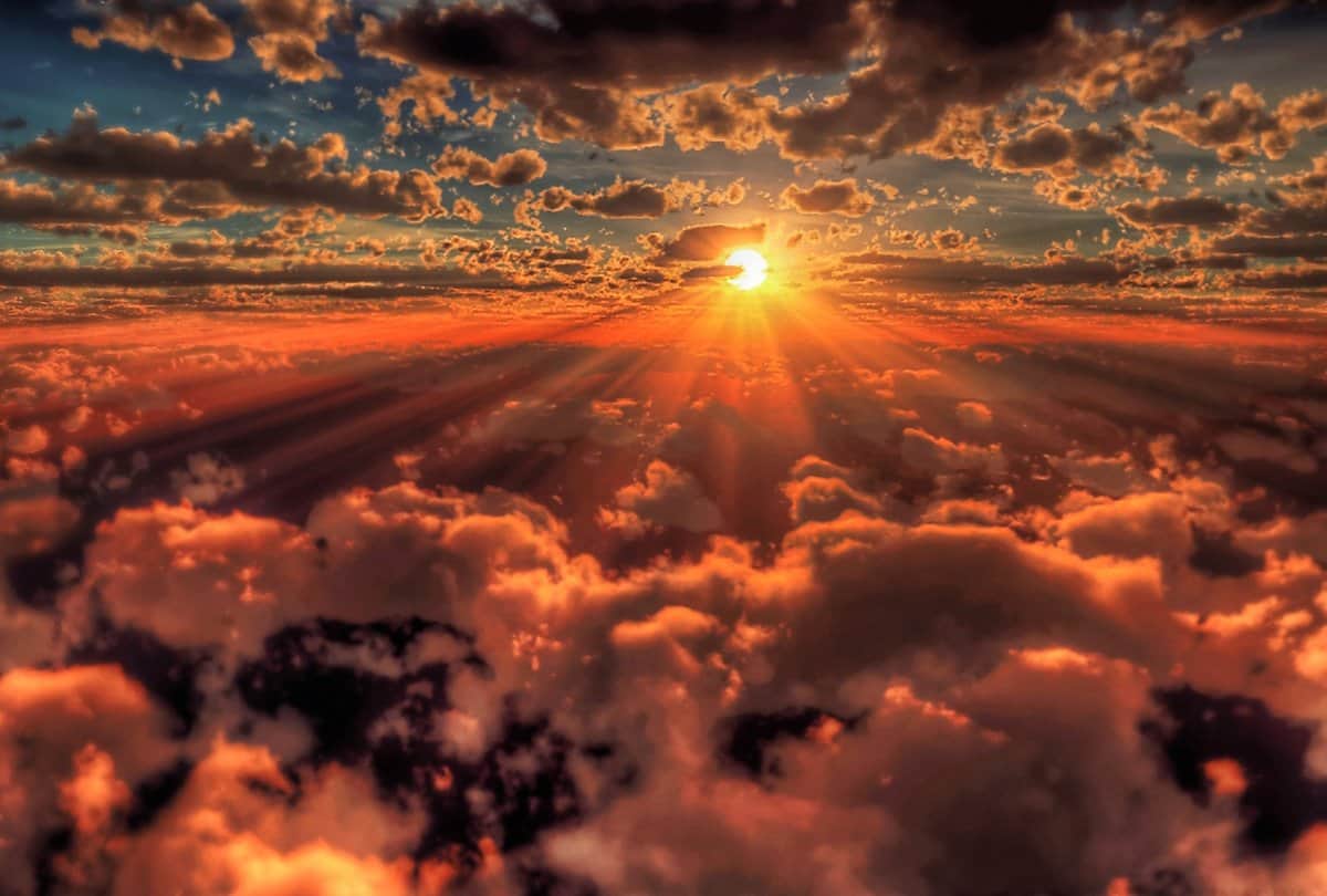 why does the sun turn red when it rises and falls
