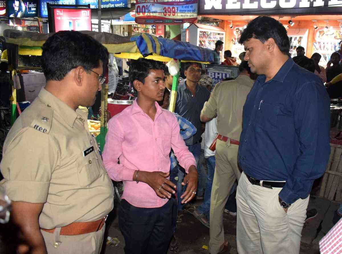 UP police gone failure in varanasi robbery of 26 lakh from near abou police picket