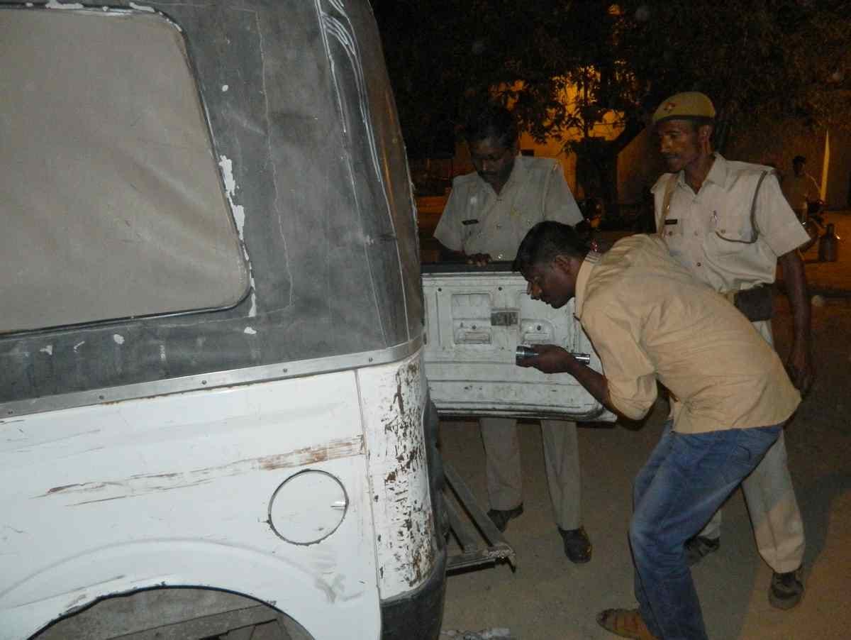 UP police gone failure in varanasi robbery of 26 lakh from near abou police picket