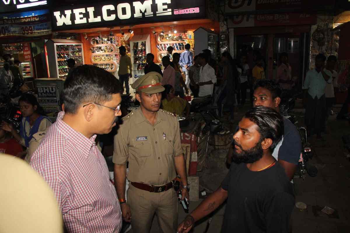 UP police gone failure in varanasi robbery of 26 lakh from near abou police picket