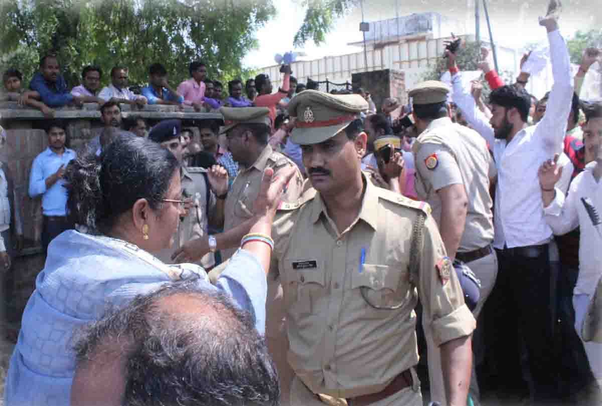 MLA Kuldeep Sengar supporters Indecency with SP women delegation