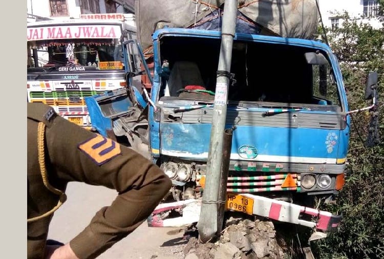 मालरोड में बलेरो और ट्रक में भिड़ंत, ट्रक चालक घायल