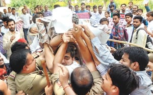 State government's statue, students and police screams