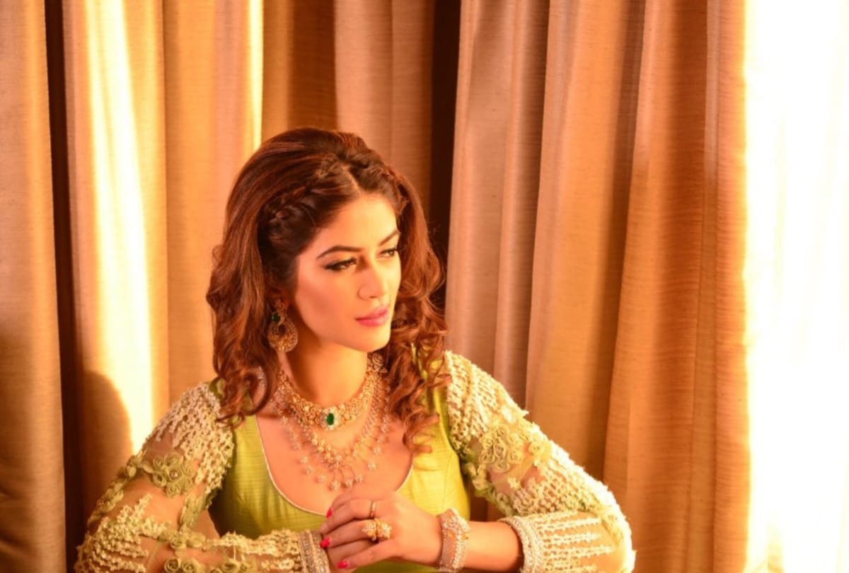 view new photos of bandgi kalra in ethnic look