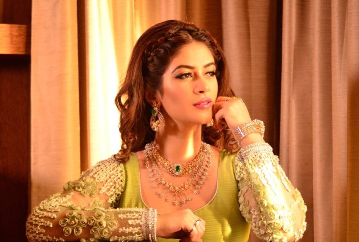view new photos of bandgi kalra in ethnic look
