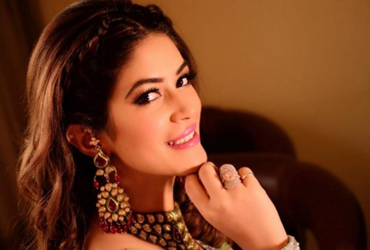 view new photos of bandgi kalra in ethnic look