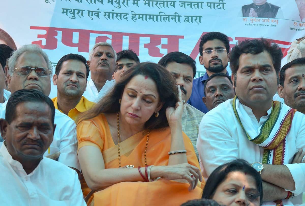 MP-Ministers of BJP sitting on fast in PM Modi's campaign