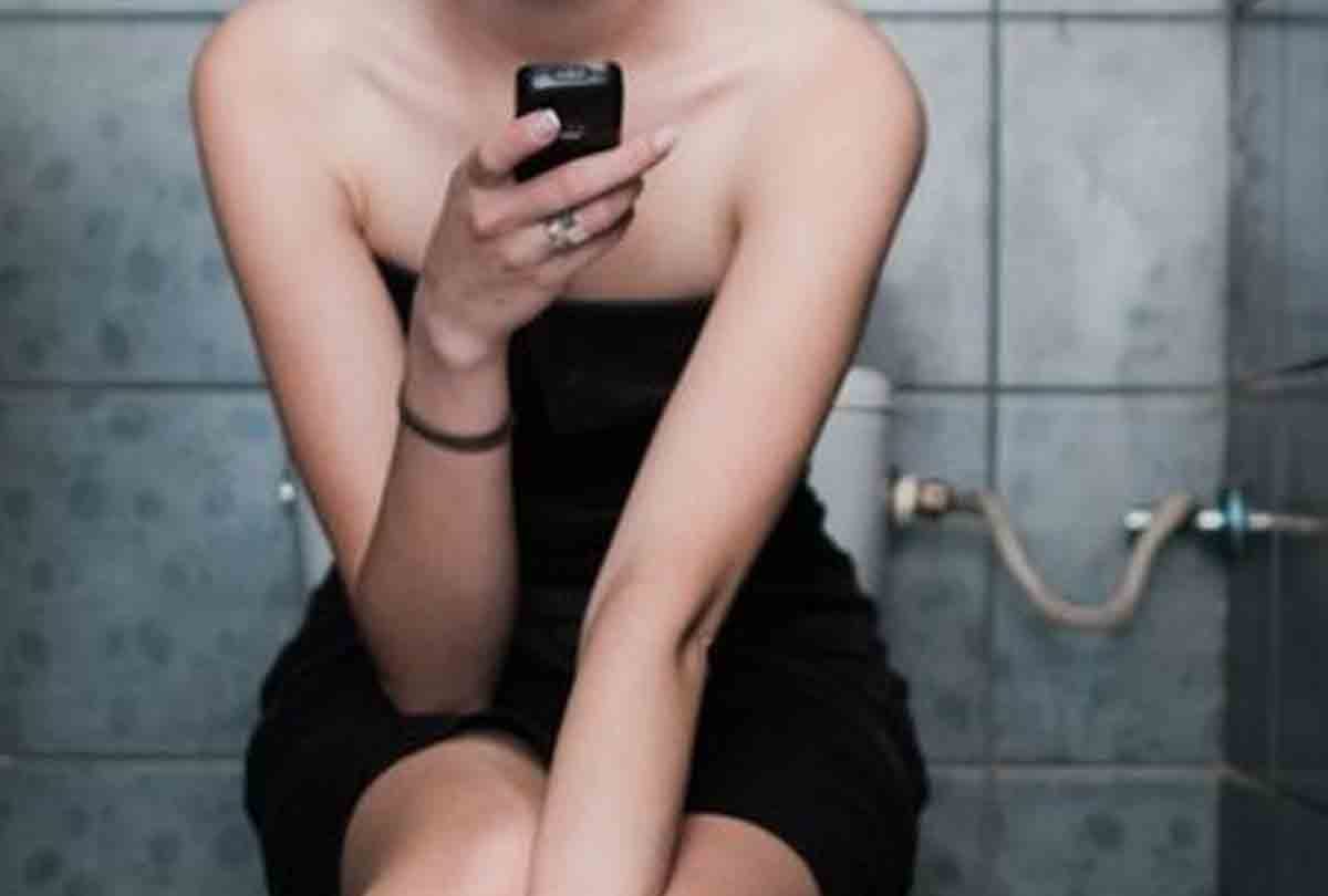 Do you carry newspaper or mobile in the toilet