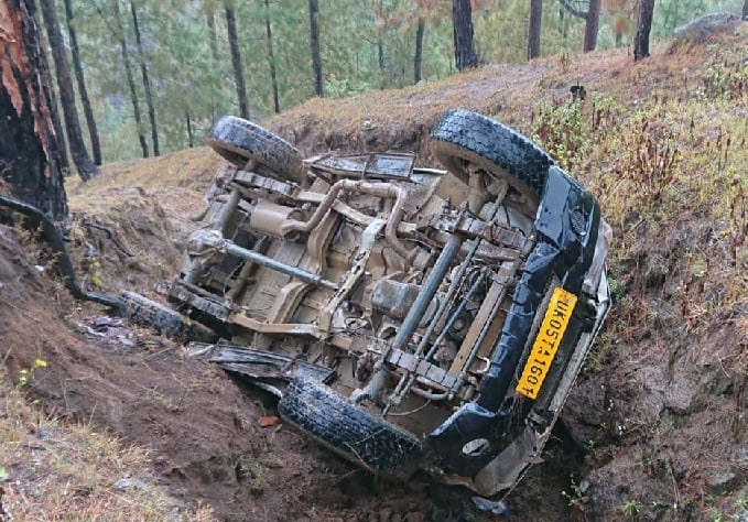 Jeep collapses in Pati, three injured