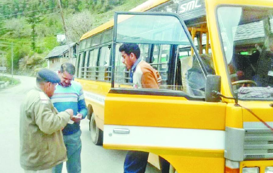 18 स्कूली बसों के चालान, 17 में ओवरलोडिंग, एक जब्त