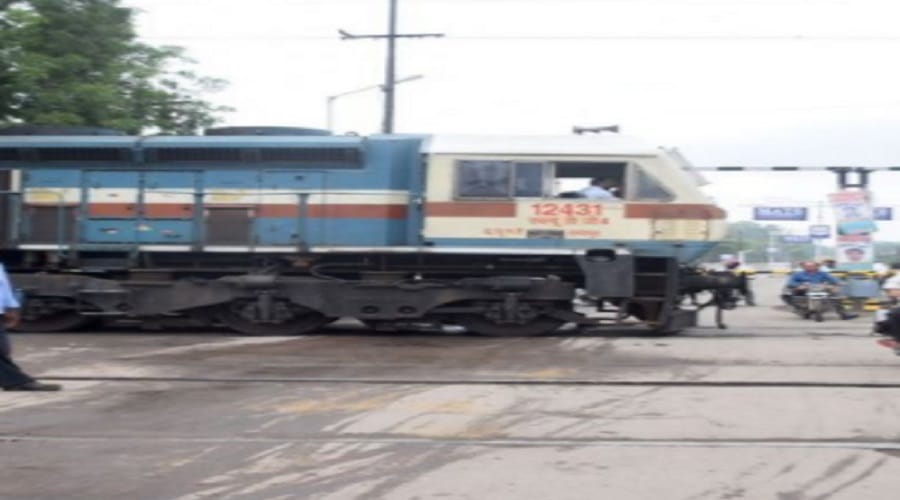 Big negligence: Gateman sleeping on the railway gate