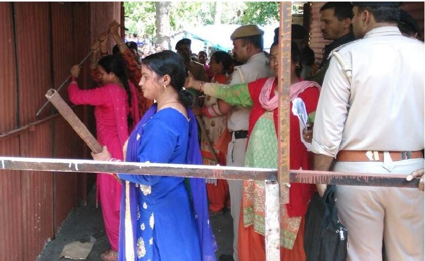 धनोटू में शराब के ठेके को लेकर बवाल, महिलाओं ने तोड़ा ठेका