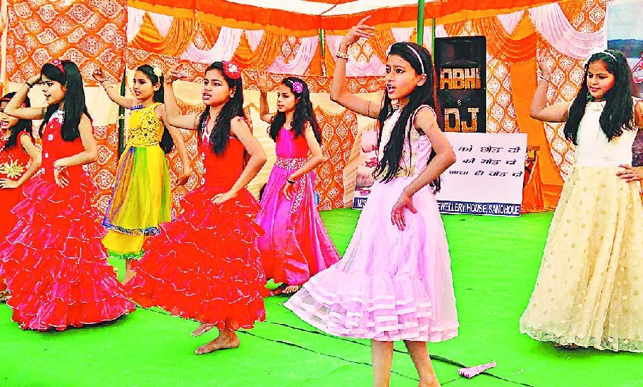 राधा कैसे न जले गीत पर शानदार प्रस्तुति
