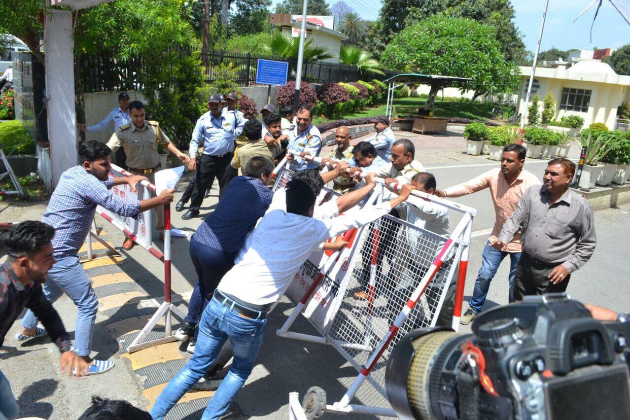 abvp break barricading in iit roorkee
