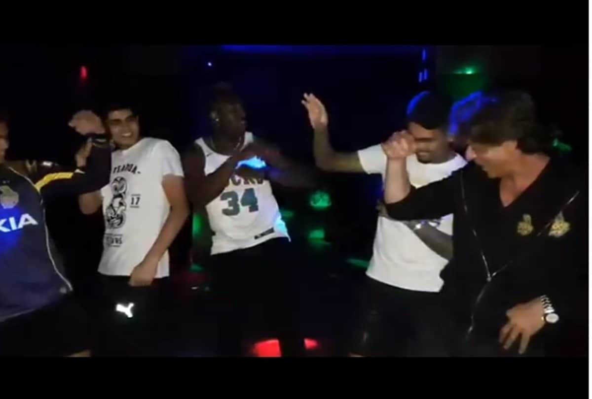 IPL 2018: Bollywood actor Shahrukh Khan party hard with his KKR team, see Andre Russell dance