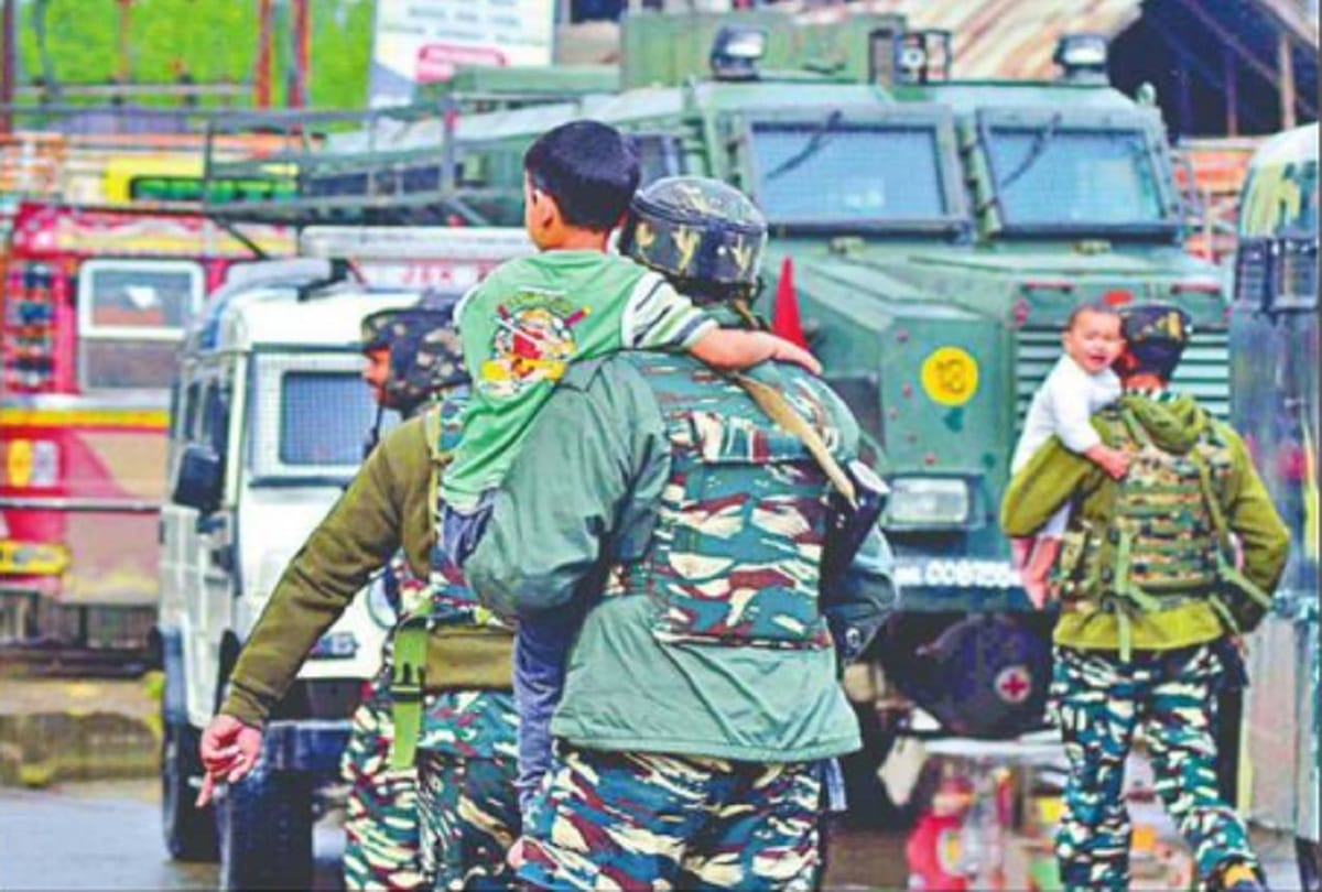 protest in many areas of jammu kashmir including Srinagar, Students stabbed on security forces