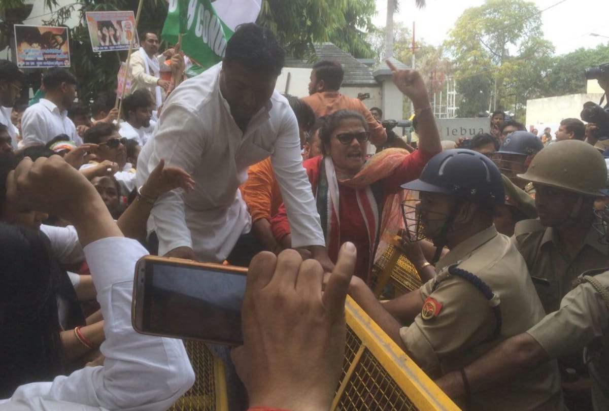protest of mahila congress against unnao case