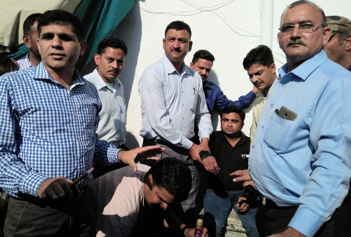 Patwari caught taking bribe in Una Himachal Pradesh