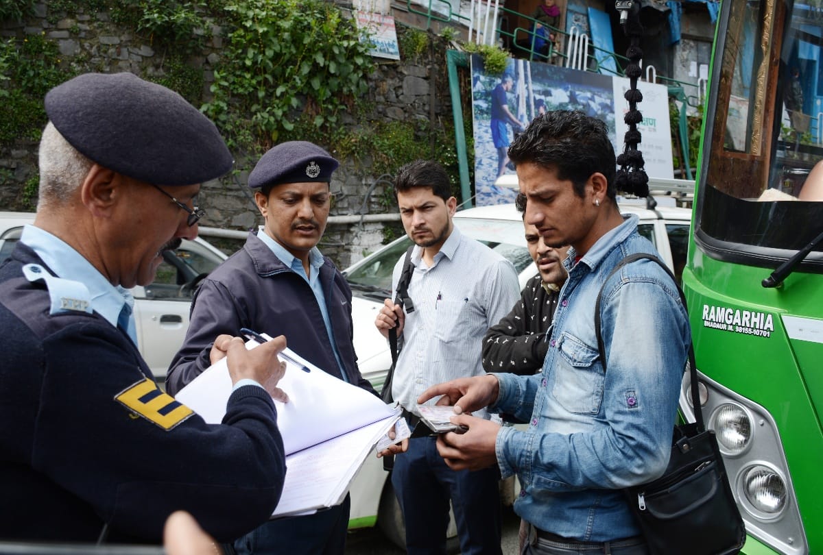 constable beaten for chalan of auto taxi drivers in delhi