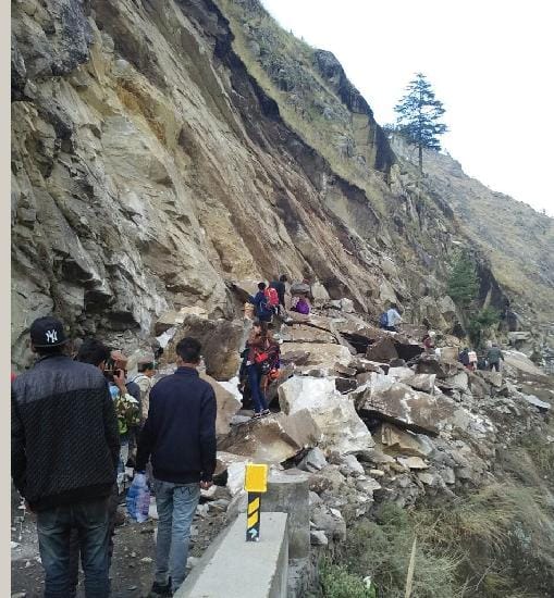 बांगतू-काफनू मार्ग चट्टानें खिसकने से बाधित