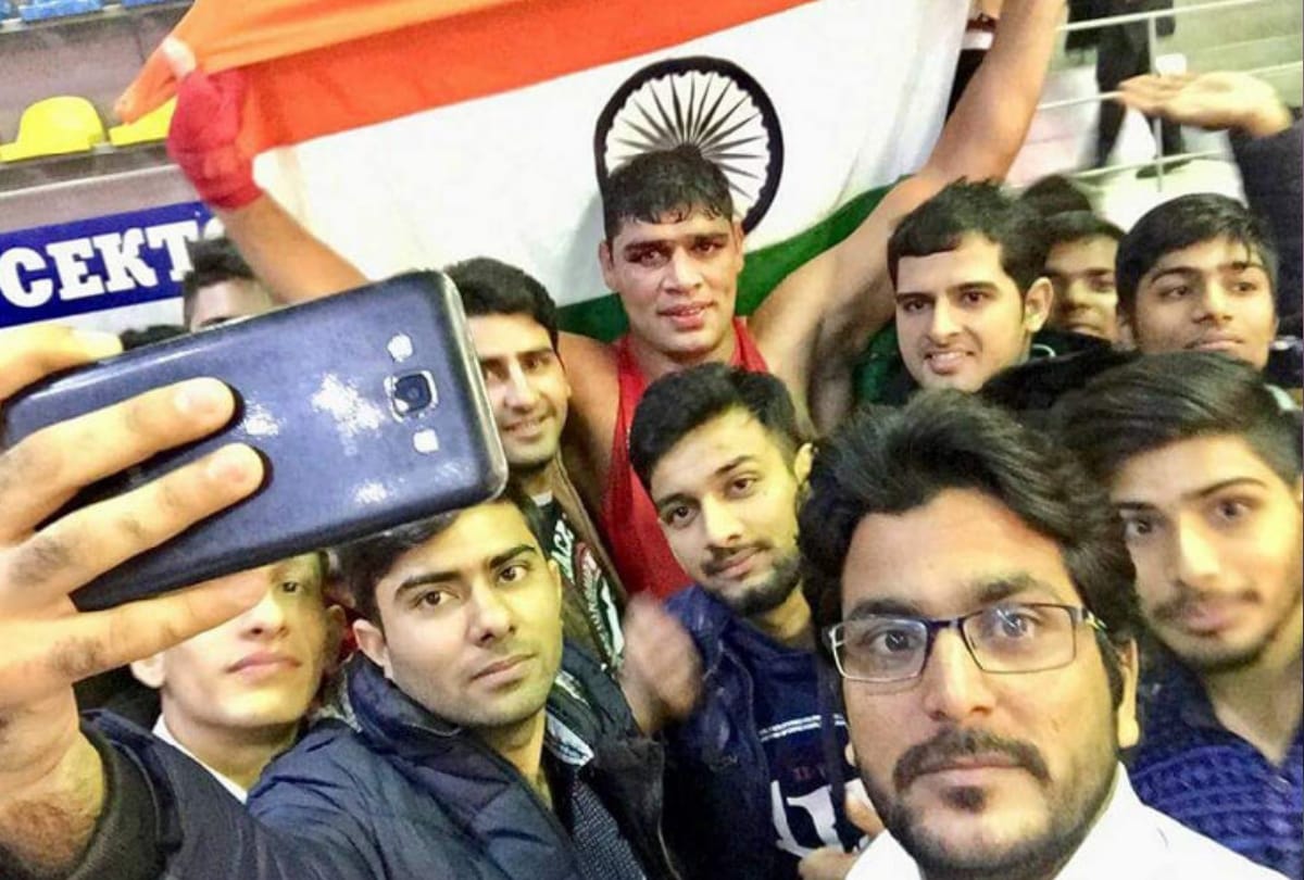 satish yadav celebrating after confirming bronze medal in boxing