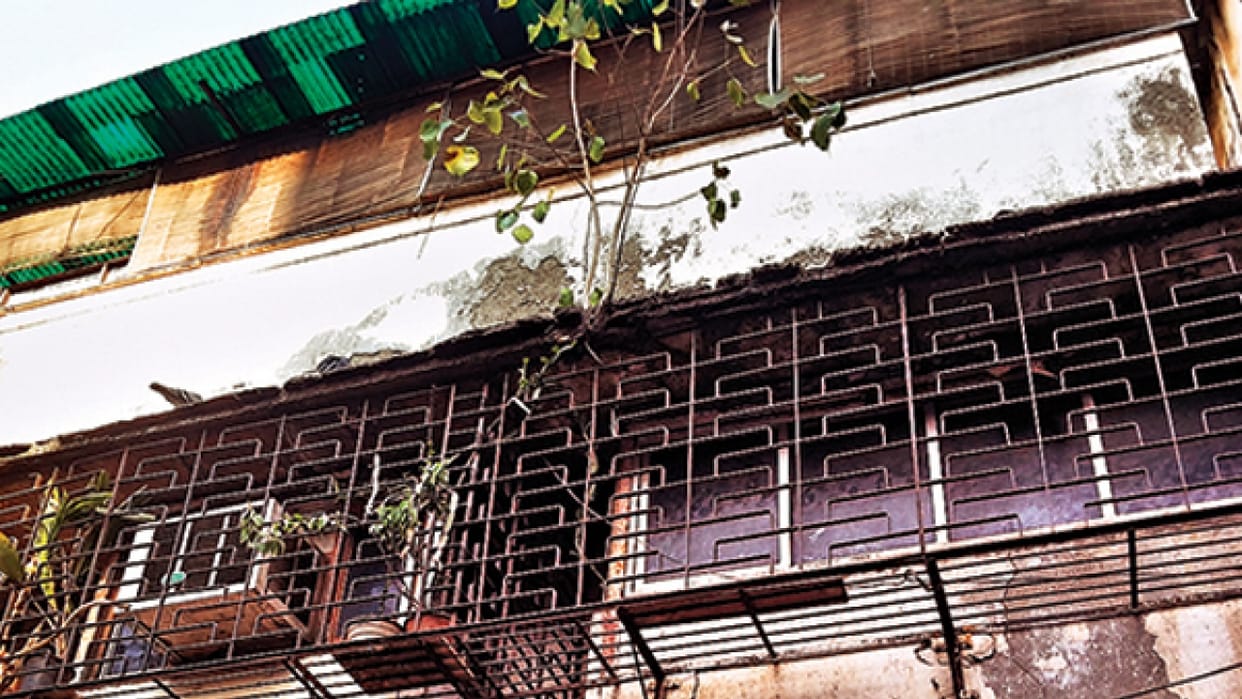 During the police raid two women jump from the third floor in mumbai