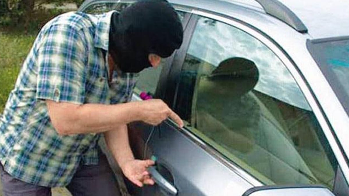 Delhi thak thak gang member arrested seized one point 85 lakh rupees