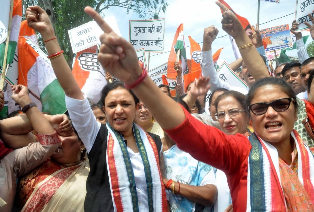 congress protest against UP government over unnao rape case.