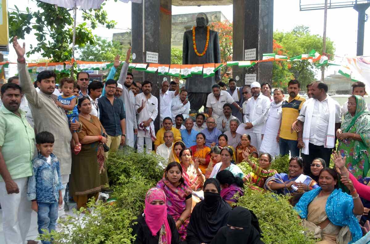 varanasi congress protest with sharm divas over gangrape case
