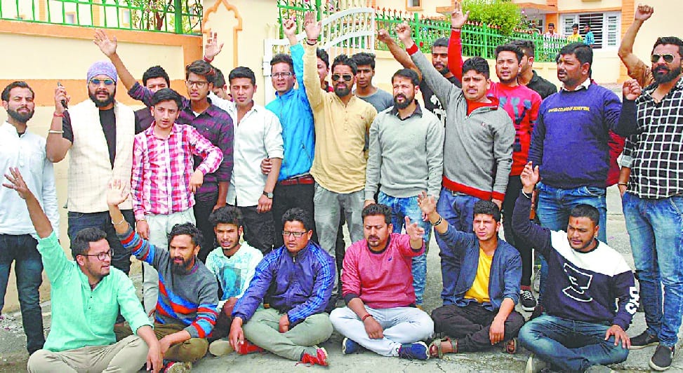 Demonstration on bad water supply