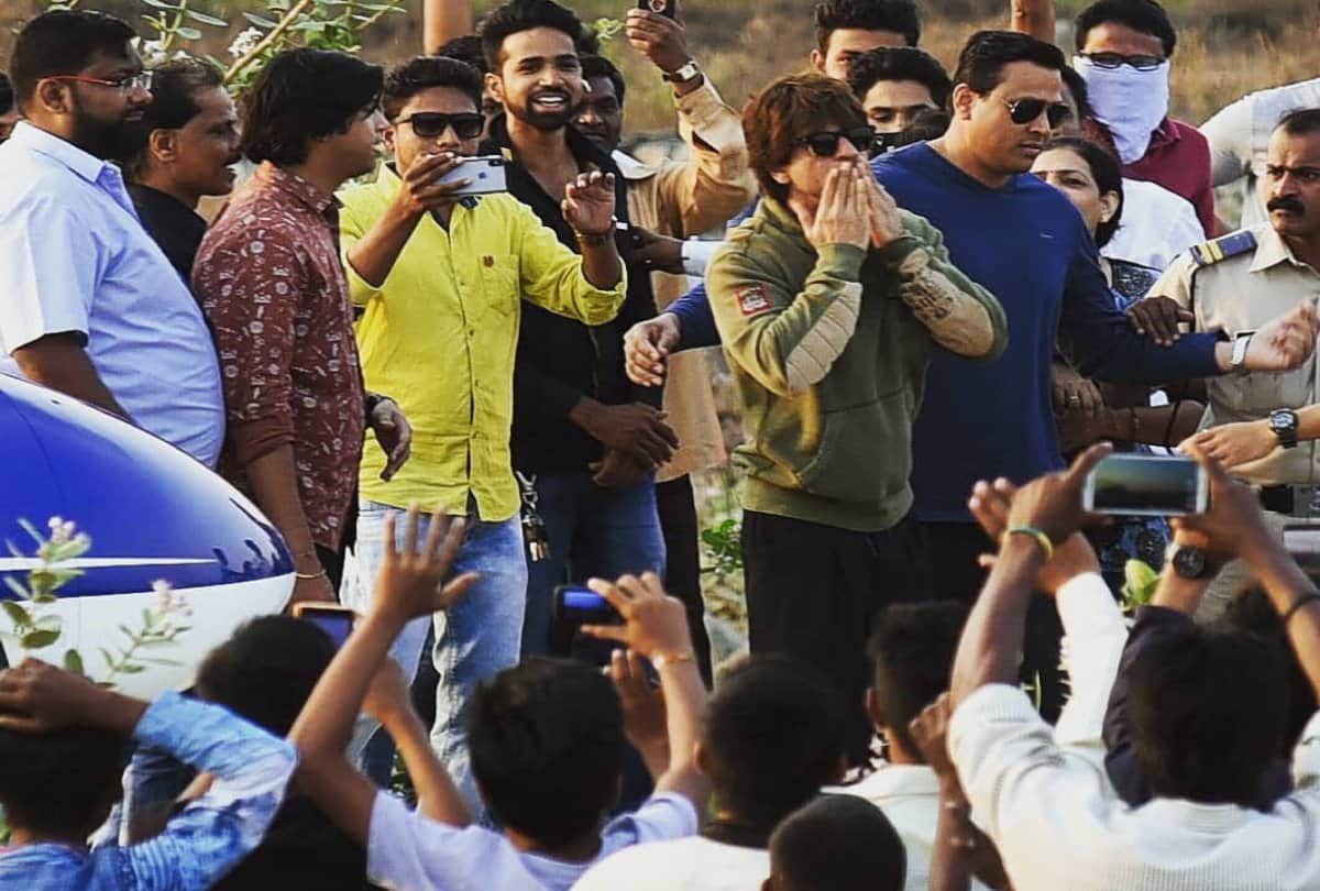 shahrukh khan use aerial route to avoid the Mumbai traffic as he opts for a chopper ride 