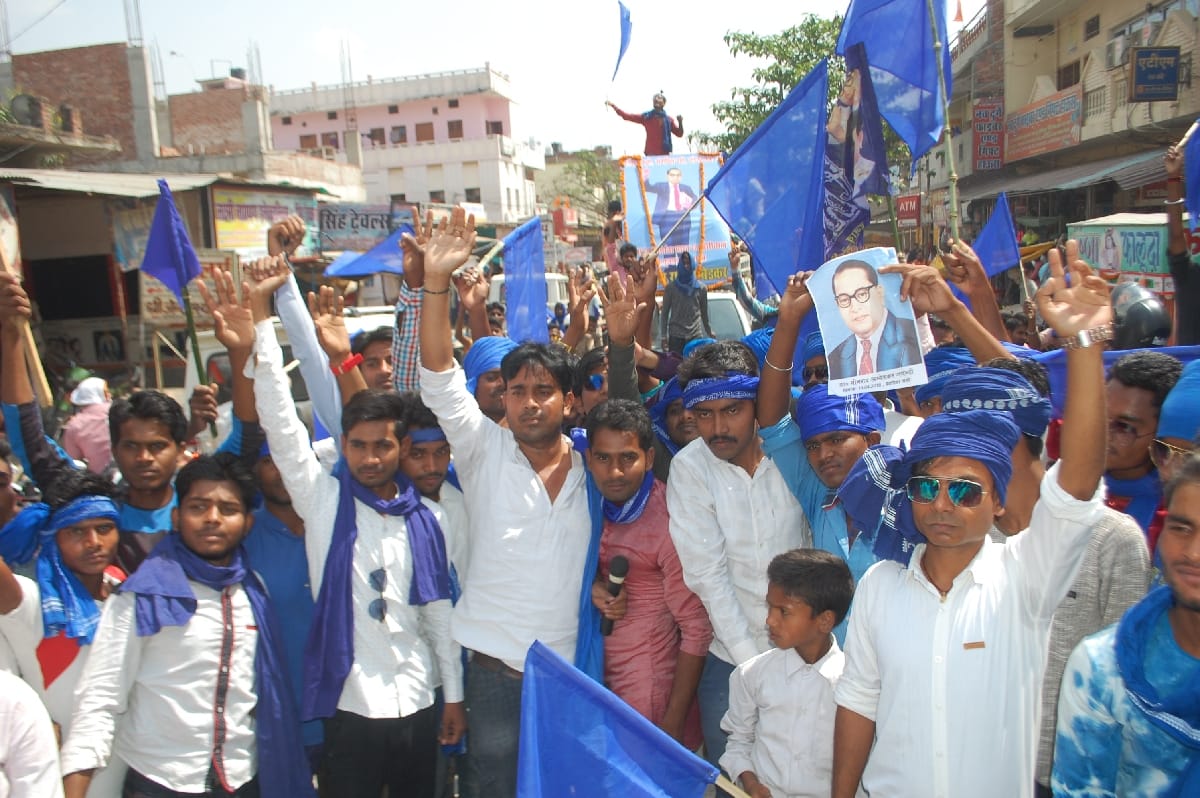 जयघोष के बीच युवाओं ने निकाली शोभायात्रा