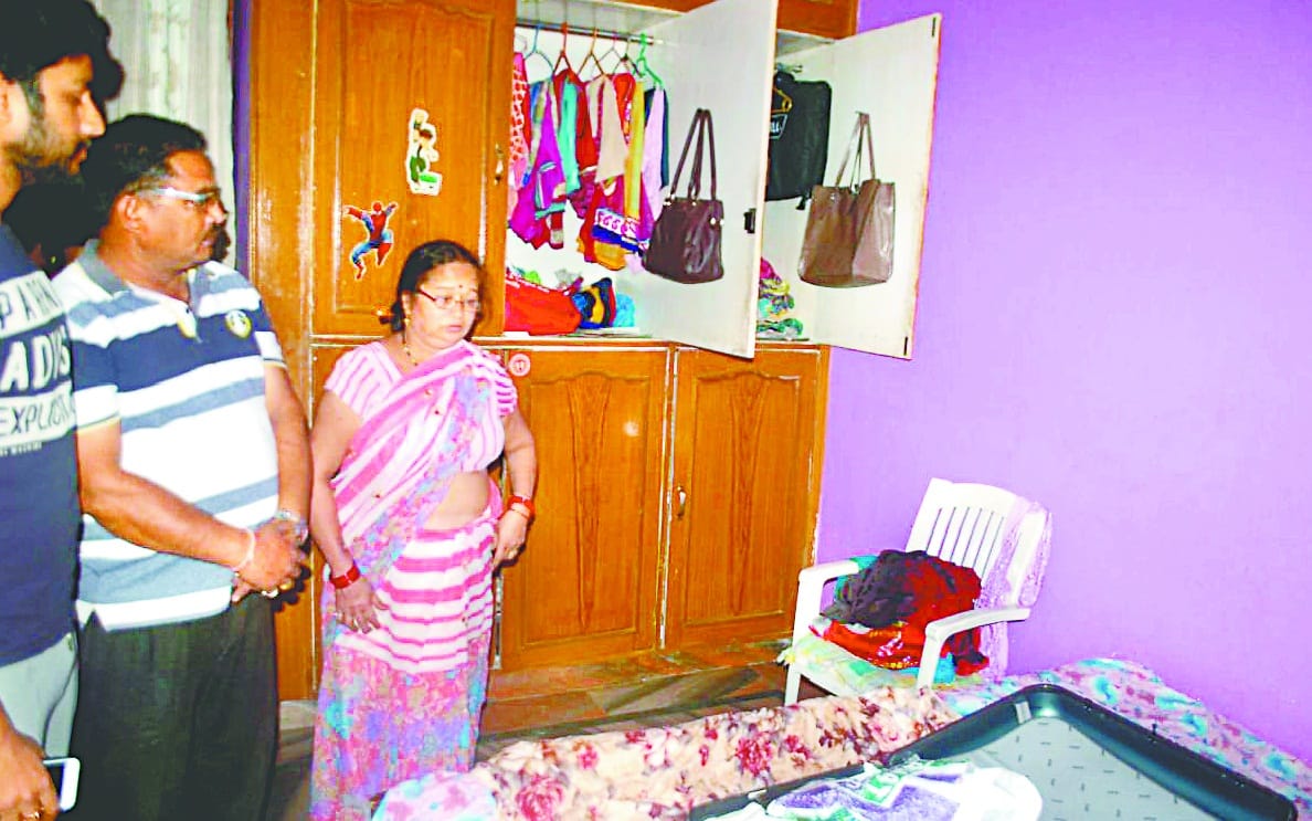  cash and jewellary stolen