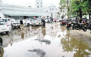 Mud fluttering, waterlogging on every side in the city