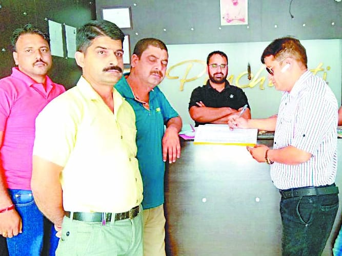 स्पेशल टास्क फोर्स की शहर के होटलों और ढाबों में दबिश