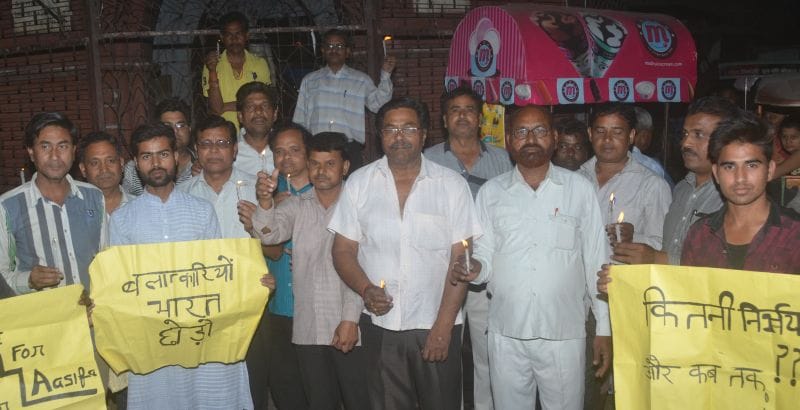 उन्नाव व कठुआ की घटनाओं के विरोध में निकाला कैंडल मार्च