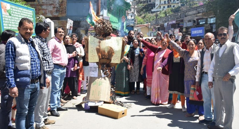 Women Congress blow the effigies of Center and U.P.
