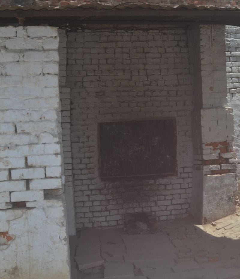 योगी अंकल, गर्मी में नहीं हो पा रही पढ़ाई, पंखे लगवा दो