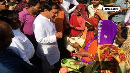 JHANSI RESIDENTS ASKS MAYOR RAMTIRTH SINGHAL TO PROVIDE WATER