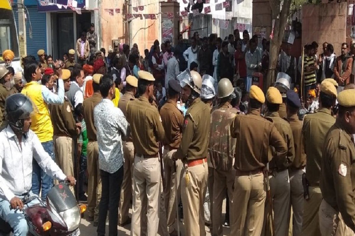 Jaipur police PCR alleged of eve teasing angry people demanded apology from police