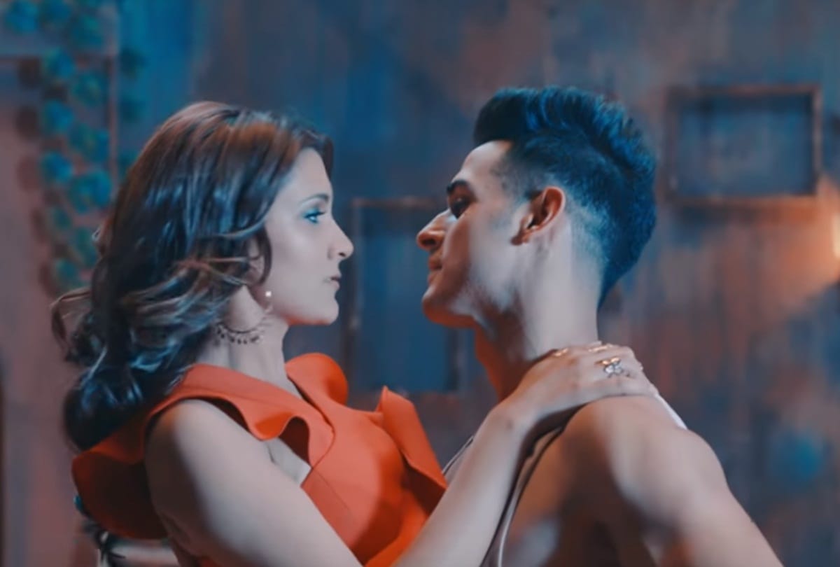 Bigg Boss 11 Priyank Sharma with singer Aastha Gill music video viral