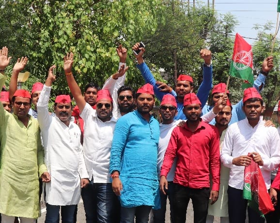 छात्रवृति को लेकर सड़क पर उतरे छात्र