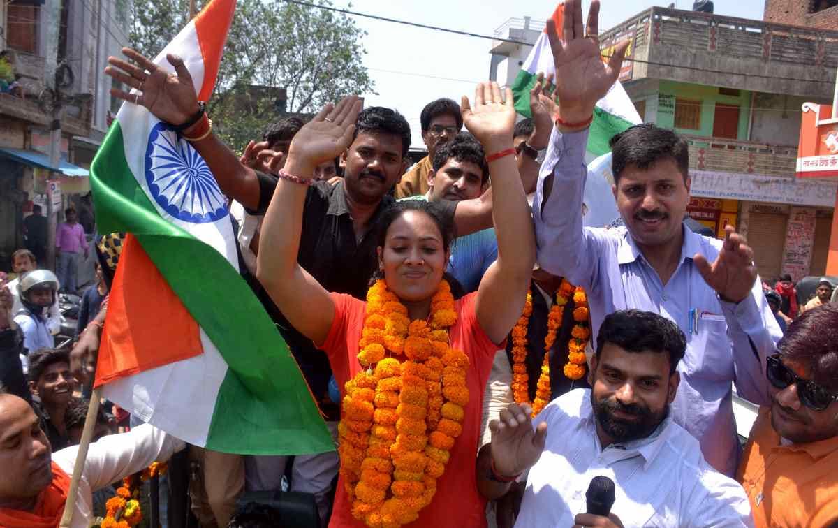 Grand welcome of gold medal winner punam yadav varanasi airport to dandupur village