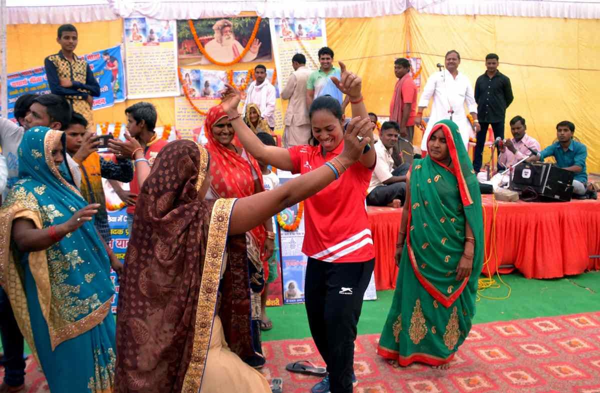 Grand welcome of gold medal winner punam yadav varanasi airport to dandupur village