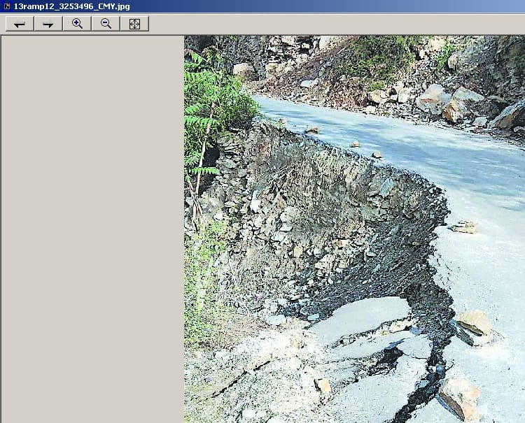 डंगा गिरने से सड़क पर हादसे का खतरा